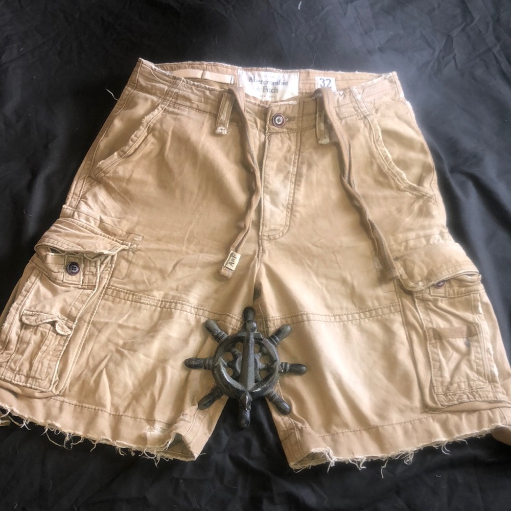 Abercrombie & Fitch khaki cargo shorts